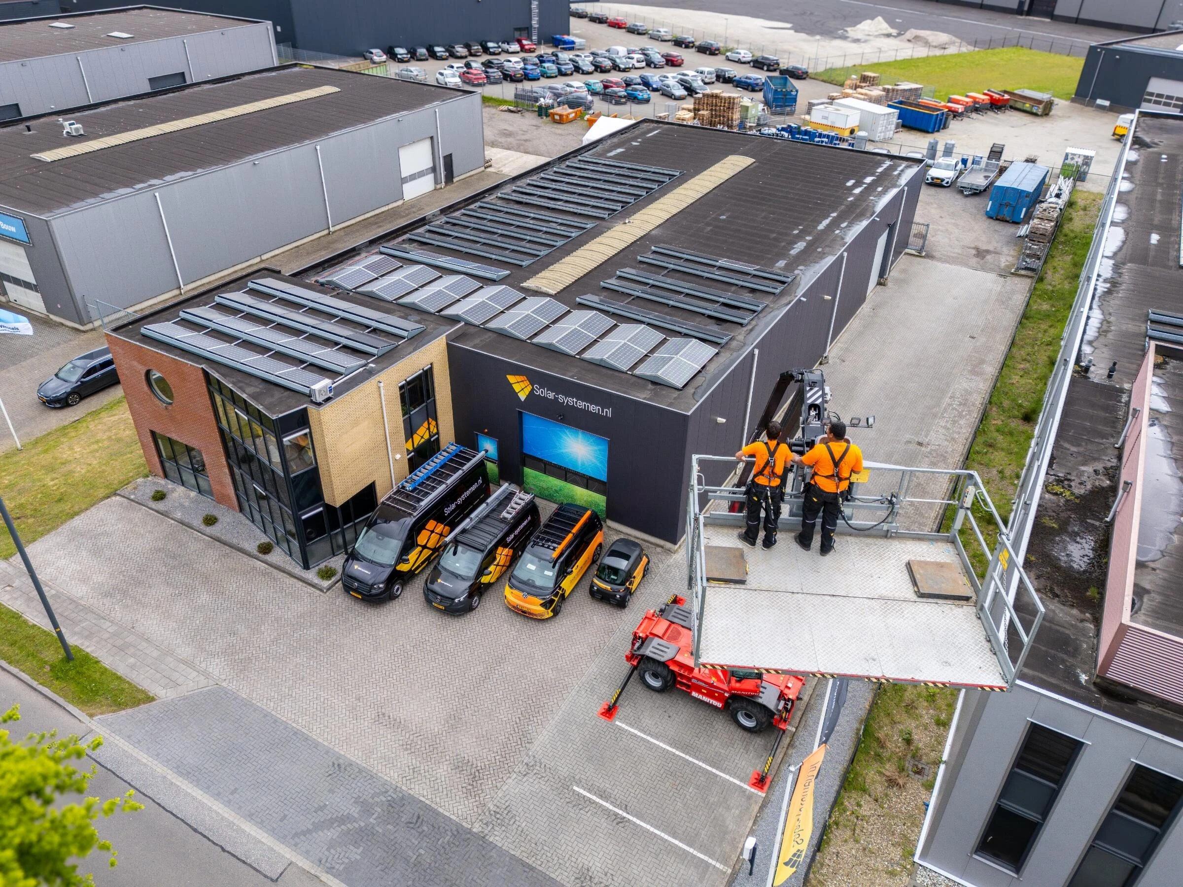 zonnepanelen voor bedrijven op een bedrijfsdak